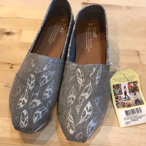 NIB Toms Classic Chambray Metallic Feather flat 8